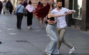 Plesni par očarao prolaznike Sarajeva: Centar grada u znaku dobre energije