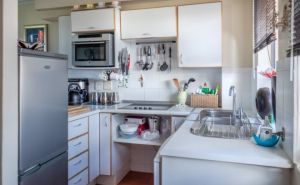 Uklonite brzo masnoću s kuhinjskih ormarića: Tvrdokorna masnoća doslovno nestaje