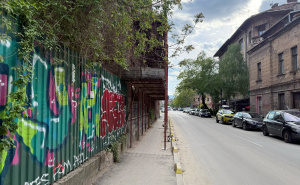 Vozači i pješaci oprez: U centru Sarajeva se urušava objekat, komadi na asfaltu