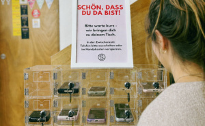 Ispijanje kafe bez mobitela: Novi koncept kafića u Beču privlači pažnju