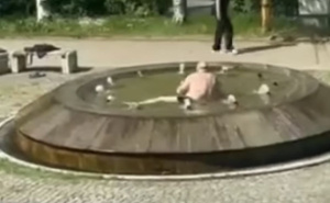 Nesvakidašnja scena u Tuzli: Muškarac otvorio sezonu kupanja - u fontani