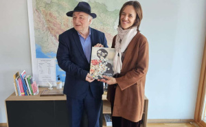 Karanfil, đurđevak i knjiga: Ambasadorica Molina dobila zahvalnicu od predsjednika Sajma knjiga