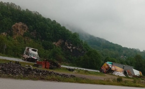 Teška nesreća kod Maglaja: Dvije osobe povrijeđene, saobraćaj obustavljen