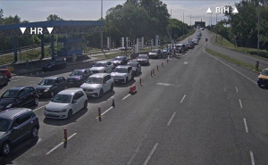 Početak praznika donosi saobraćajni kolaps: Gužve na putnim pravcima i graničnim prelazima