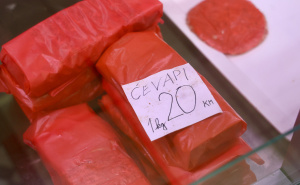Gradska tržnica krcata pred prvi maj: Pogledajte cijene ćevapa i sudžukica