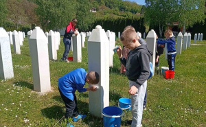 U Veljacima obilježen Dan bijelih nišana: Djeca u tišini čistila mezarje ubijenih sugrađana