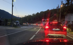 Nepregledna kolona od Mostara do Sarajeva, ista situacija i na pojedinim graničnim prijelazima