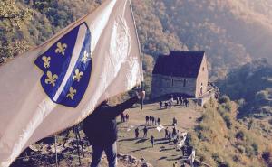 Modra boja na bijelome platnu, 6 ljiljana vezenih u zlatu: 4. maja 1992. usvojeni zastava i grb RBiH