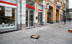 Ponovo se obrušila fasada u Ferhadiji i povrijedila prolaznika: Pješak prevezen na KCUS