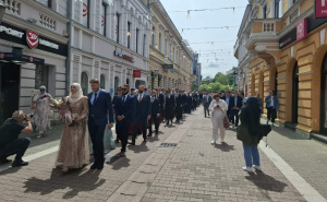 Svečani defile, mladost i ljepota u BiH: Učenici Medrese otvorili sezonu matura u Banjoj Luci