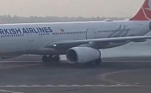 Izbio požar na avionu punom putnika: Ljudi evakuisani, aerodrom zatvoren