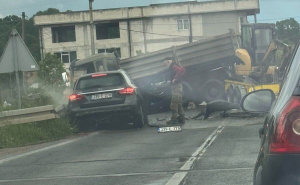 Teška nesreća na M4 kod Tuzle: Sudariuli se kamion i automobil, jedna osoba povrijeđena