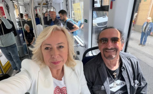 Željko Bebek sa suprugom u sarajevskom tramvaju: "Malo tramvajem, malo uspomenama"