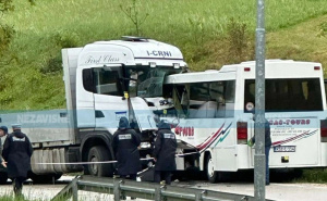 Teška saobraćajna nesreća u bh. gradu: Poginuo vozač autobusa, deset osoba povrijeđeno