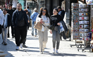 Lijep i sunčan dan u Sarajevu: Stara jezgra grada vrvila od građana i turista