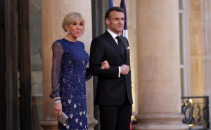 Otkriven navodni razlog šamara u avionu: Brigitte poludjela zbog poruka koje je Macron slao glumici?