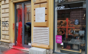 Građani Sarajeva u šoku: Centralna ulica išarana sa "4S", poslovni objekti zaliveni crvenom bojom