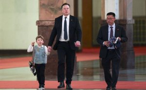 Najbogatiji čovjek na svijetu doveo sina u Kinu, svojim outfitom privukao svjetsku pažnju