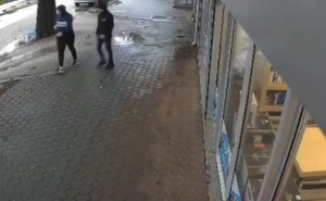 Mostar | Sve snimile kamere: Pronašli izgubljeni novčanik, uzeli 1.000 maraka i pobjegli