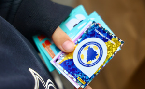 Panini groznica u Sarajevu ne jenjava: Organizovana velika razmjena sličica ispred Binga na Otoci
