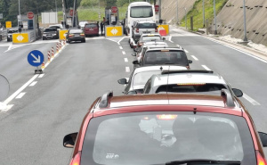 Gužve prema jugu zemlje: Automobil se zabio u ogradu ispred naplatne kućice na autoputu A1