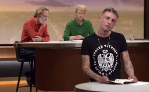 Skandal u Danskoj: Pojavio se u četničkoj majici na državnoj televiziji, ranije pozirao s tri prsta