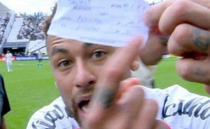 Neymar izgubio živce zbog poteza sudije: Oteo papir i pokazao ga kamerama