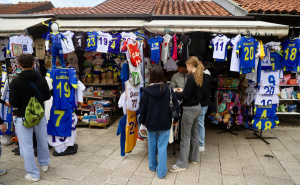 Baščaršija odiše euforijom pred Svjetsko prvenstvo: Ovo su cijene dresova, šalova i rekvizita
