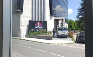 Nakon reakcije nadležnih: Uklonjen natpis "Srpska kuća" sa bivše kockarnice u Brčkom