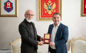 Veliko priznanje za Čarobnjaka u Crnoj Gori: Dini Merlinu uručen medaljon Ivana Crnojevića