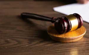 Hrvatska: Mužu i svekru pokazala srednji prst i psovala im. Sud je kaznio