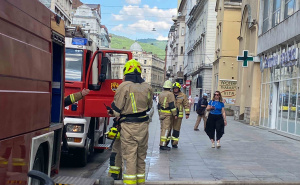 Dim izlazi iz stana u centru Sarajeva, vatrogasci na terenu