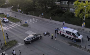 Saobraćajna nesreća na Bulevaru u Tuzli: Sudar automobila i motocikliste, policija na terenu