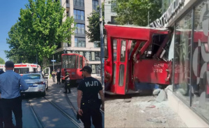 Užasna nesreća u Beogradu: Tramvaj iskočio iz šina i udario u zgradu