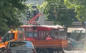 Pogrešna skretnica izazvala nesreću: Pogledajte snimak uklanjanja tramvaja sa šina u Beogradu