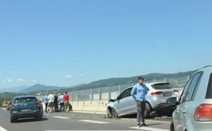Saobraćajna nesreća na autoputu kod Sarajeva: Više osoba povrijeđeno