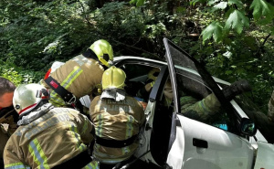 Teška nesreća na Kozari: Vatrogasci izvlačili ljude iz automobila