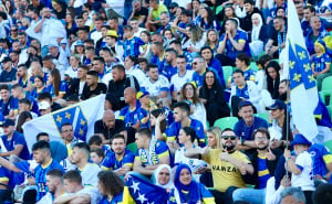 Zmajevi izašli na stadion uz gromoglasan aplauz i navijanje: "Volim te, Bosno", "Poljem se širi..."