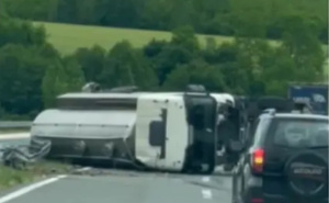 Saobraćajna nezgoda na autoputu kod Doboja: Prevrnula se cisterna s mlijekom