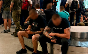 Jake policijske snage u Tivtu: Vraćen avion s 90 putnika iz Srbije, većina ih ima kriminalni dosije