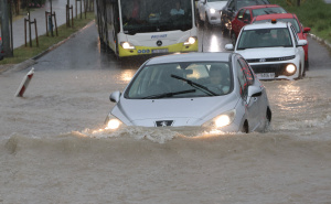 Nevrijeme i u Splitu: Nastao totalni kolaps u saobraćaju, ceste pod vodom