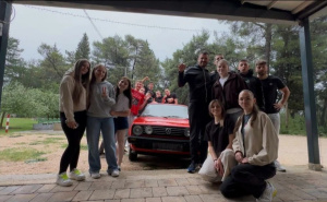 Maturanti razredniku poklonili automobil Golf 2: "Tomo, hvala za sve! Tvoj IV-4"