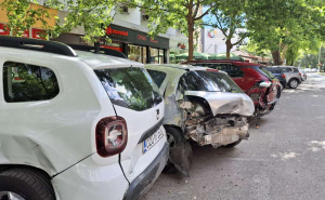 Nesreća u Mostaru: Vozač Mercedesa udario u šest parkiranih automobila, jedna osoba povrijeđena