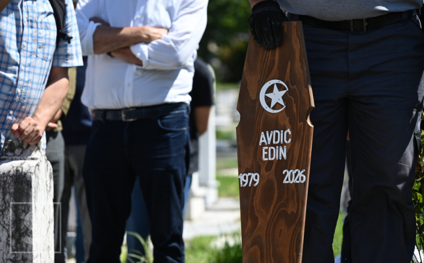 Posljednji ispraćaj legendarnog sportskog komentatora
(FOTO)