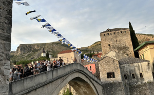 Mostar kakav još nismo vidjeli: Ljiljani iznad Starog mosta stvorili posebnu atmosferu