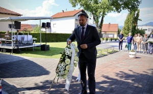 Spomenik "Osmica": Igor Stojanović odao počast ubijenoj djeci u Vitezu