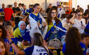 Užarena atmosfera u fan zoni kod Vijećnice: Navijači odbrojavaju minute do početka utakmice