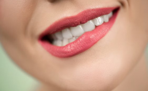 Kako odabrati ruž koji vizualno izbjeljuje zube: Mali beauty trikovi koji prave razliku