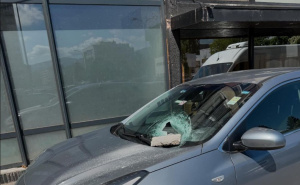 Komad fasade pao sa zgrade u Sarajevu i razbio staklo automobila: "Sreća pa nije na glavu"