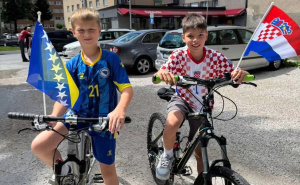 Najljepša fotografija stiže iz Novog Travnika: Dječaci zajedno bodre Zmajeve i Vatrene